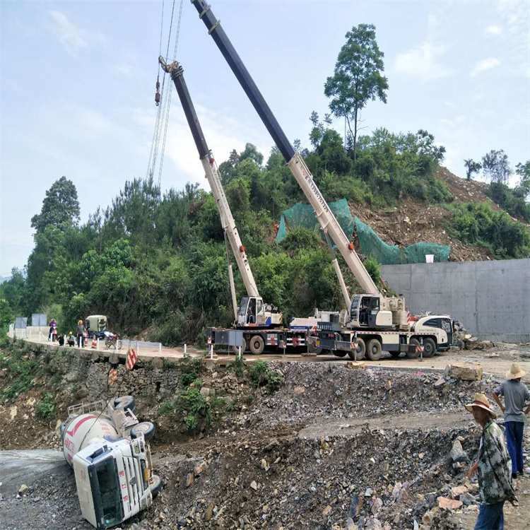 旺苍汽车掉沟里叫吊车救援要多少钱