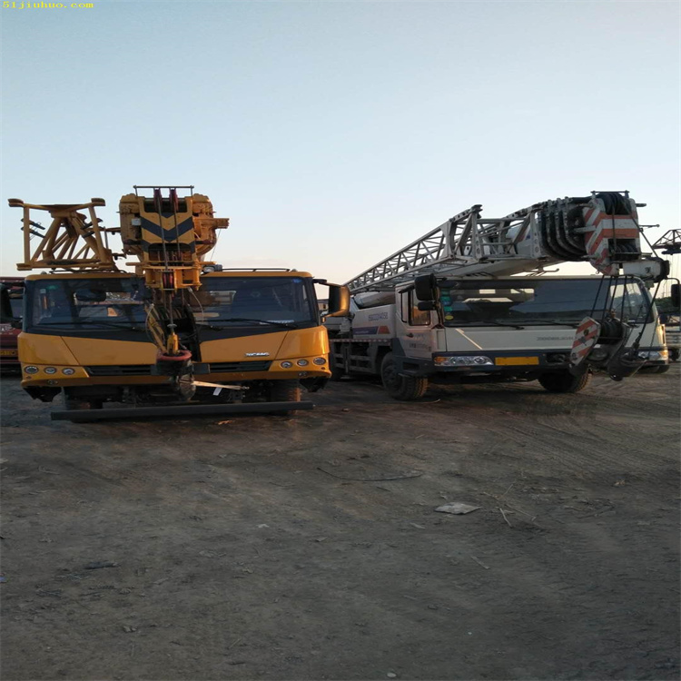 旺苍吊车吊挖机正确办法